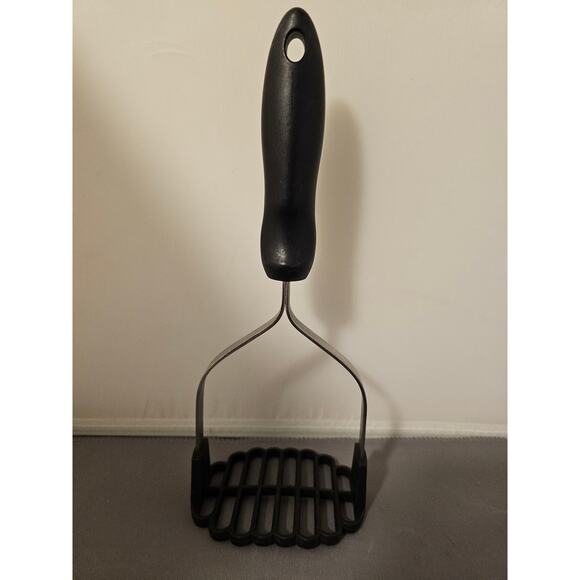 Stainless Steel 10" Potato Masher w/Black single hole plastic handle - Picture 3 of 6